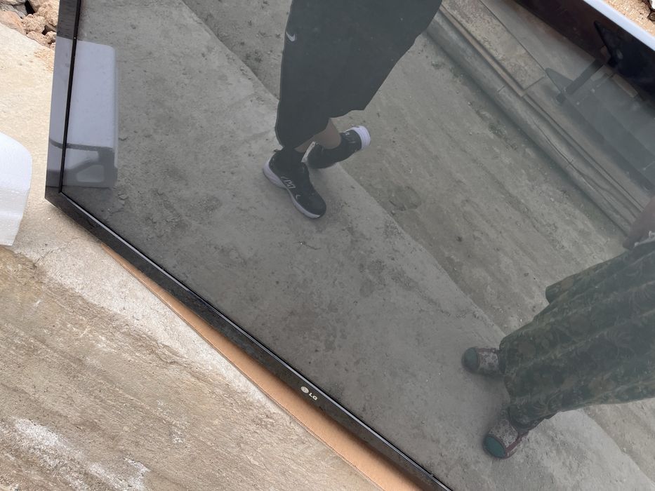 Телевизор на запчасть  LG