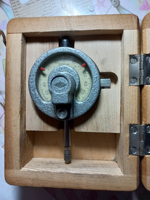 Продам   очень  точный  индикатор диапазон измерения 1микрон