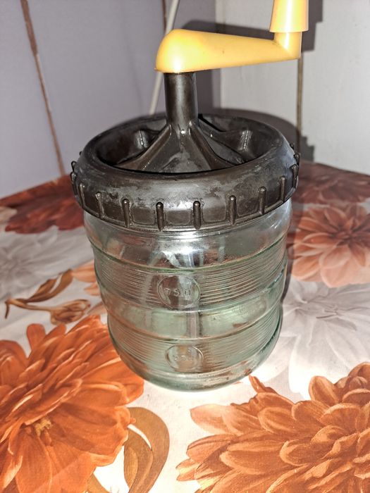 Vând mixer manual vechi 1 litru