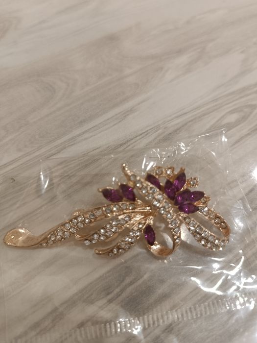 Продам красивую брошь