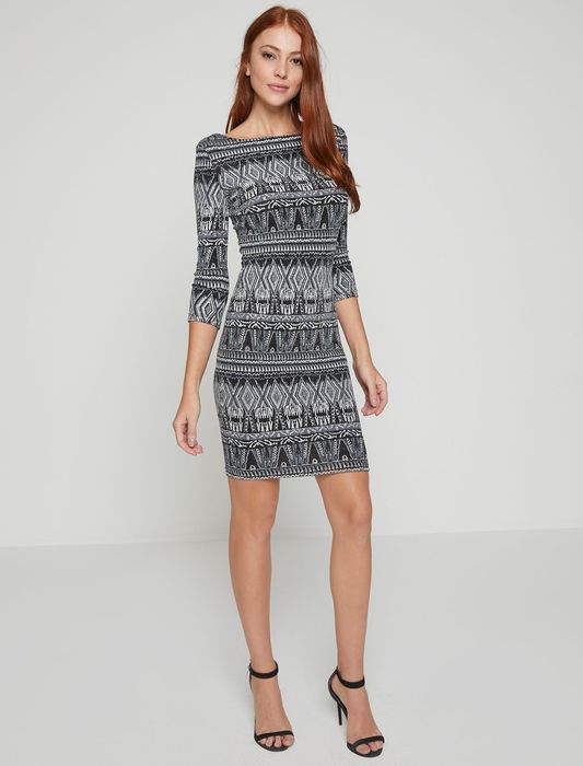 Платье нарядное 42-44  облегающее с рукавом серебро