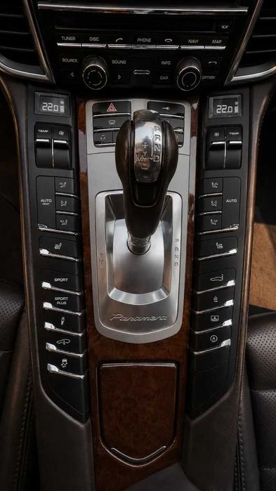 Porsche Panamera 4 • 3.6 V6 • 300 cp • PDK • Tractiune integrala • Sistem de sunet Burmester