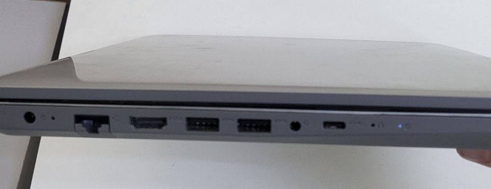 Ноутбук Lenovo для работы.