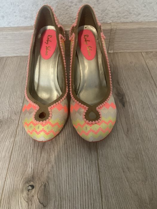 Дамски обувки на висок ток