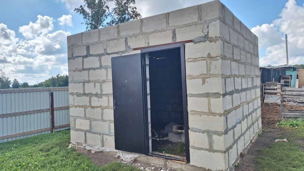 Участок с постройкой