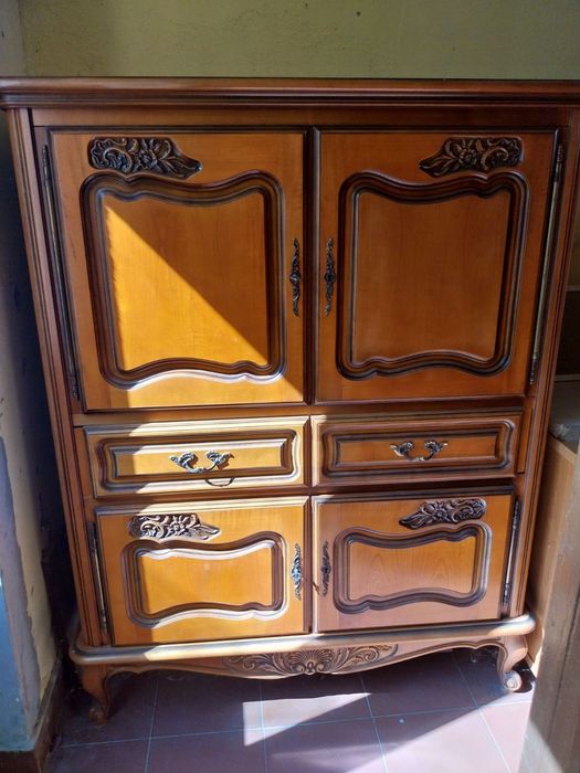 Стар масивен шкаф с ръчна резба от 70-те години,  перфектен за винтидж