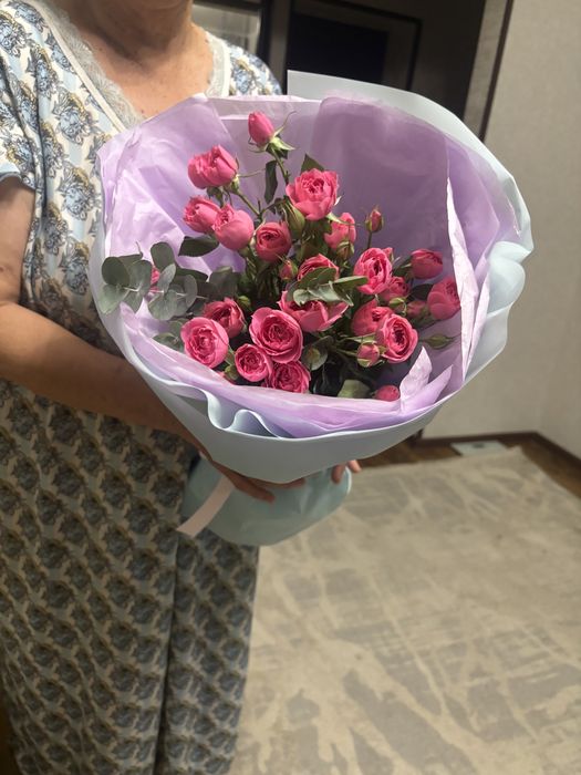 Маленький букетик из кустовых роз