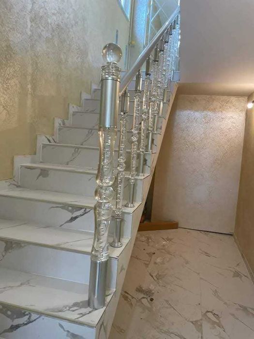 Алуминиеви парапети с кристални колонки