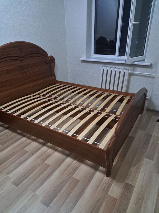 Кровать без матраса и 2 тумбочки