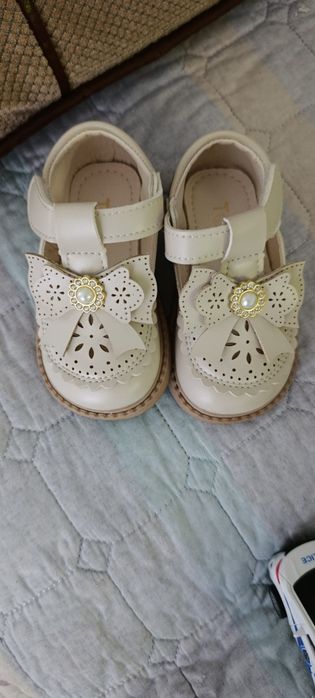 Продам сандали для девочки