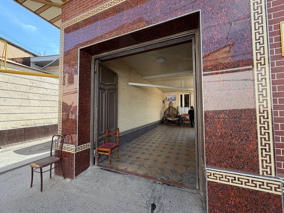 Registon ruparasi maydonida atigi 100 metr yurganda  3 sotiqli hovli t