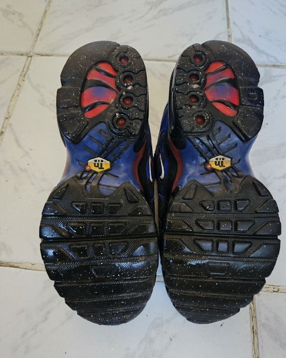 Спортни обувки Nike Air Max Plus известни с разцветката Spider Man която се отличава с черно, синьо и червено No 35.5 Като нови Носени 1 сезон