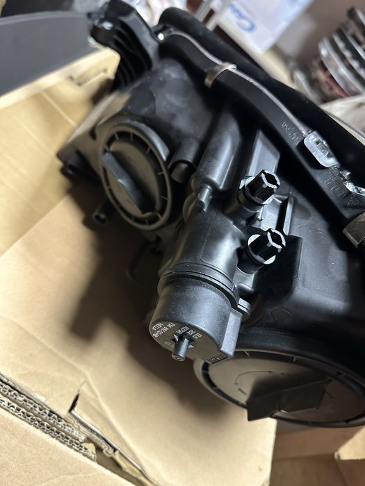 Mercedes Cls w219 facelift ЧИСТО НОВ ОРИГИНАЛЕН Xenon десен фар