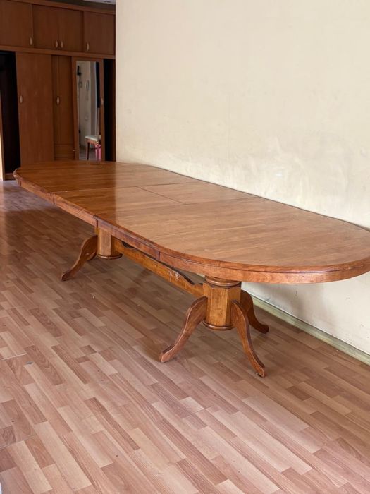 Сервант, шкаф-витрина, стол для гостей