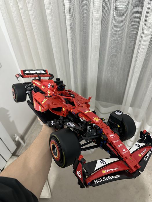 Лего болид Ферари SF-24 собраный