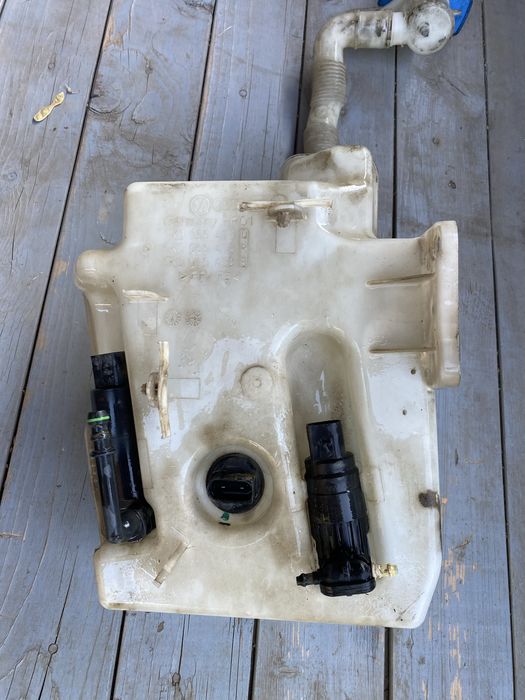 Vas lichid parbriz original VW Golf 5, pentru instalația de spălare a farurilor.  Complet, cu două motorașe, ambele funcționale. Piesă originală
