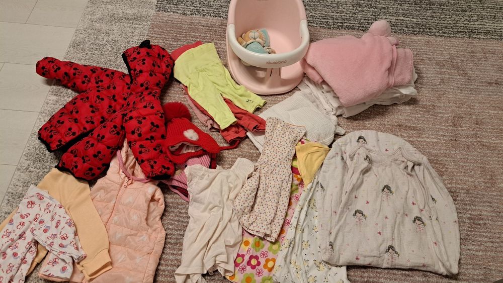 Donez/vând hăinuțe 6-12 luni, scaun baie și un sac de dormit