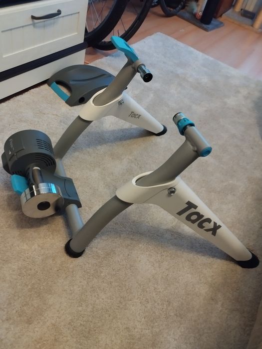 Интерактивен смарт велотренажор Tacx Flow Smart (T2240) - за Zwift