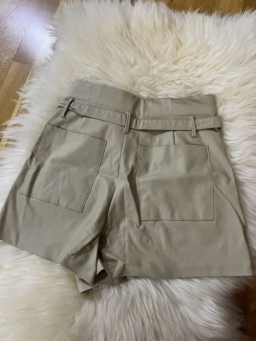 Pantaloni crem scurti Zara