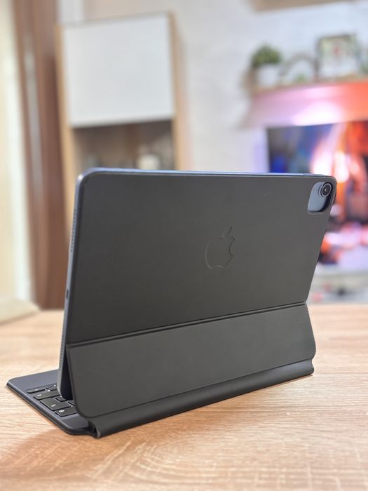 iPad Air 5 (M1 чип) Като нов + Apple Magic Keyboard - Пълен комплект
