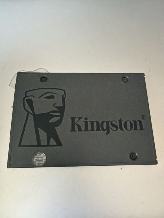 SSD SATA de 2,5” Kingston de 120 GB, modelul SA400S37/120G (Kingston A400).