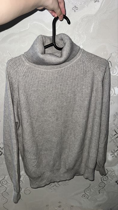 Серый свитер женский