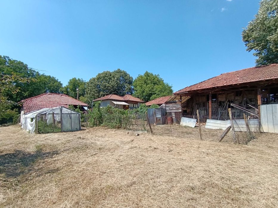 къща с двор в село Яворец