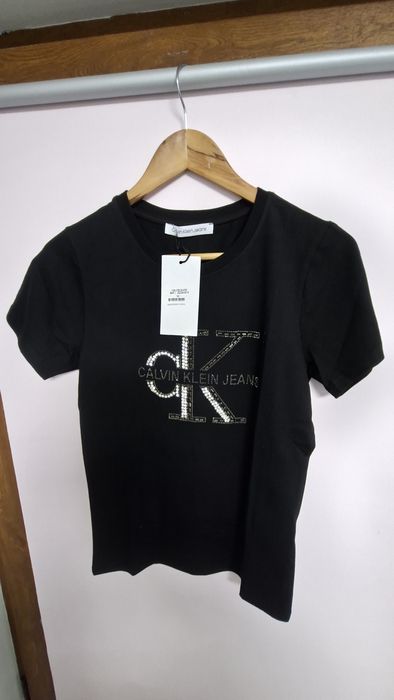 Tricouri de damă diferite dimensiuni ,modele si culori