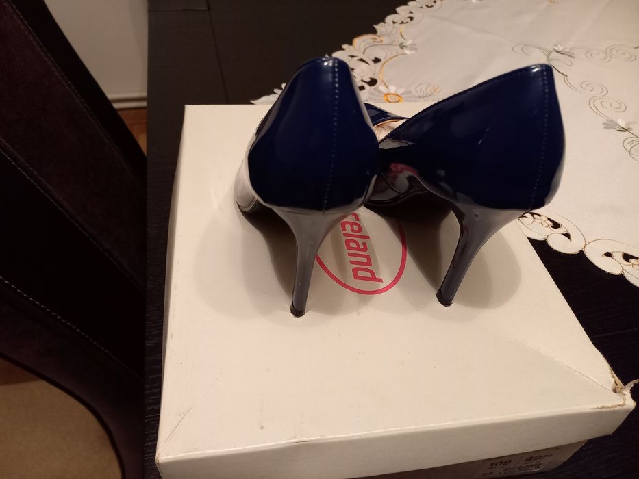 Pantofi cu toc,marimea 37.Pret.30 lei.