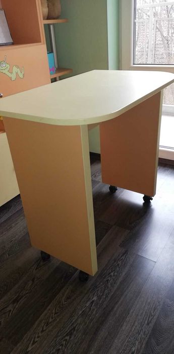 детска стая с легла и бюро