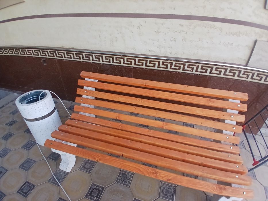 Miramirni skameyka urna