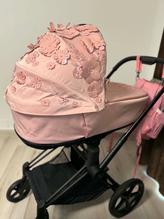 !!!9000 lei!!! Vand carucior Cybex Simply Flowers Pink 3 in 1 !