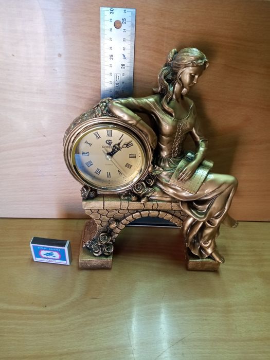 Статуэтка девушка с книгой