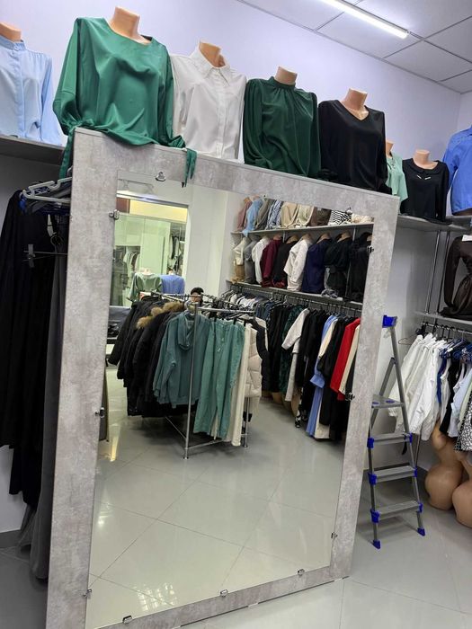 Двойная примерочная с большим зеркалом.