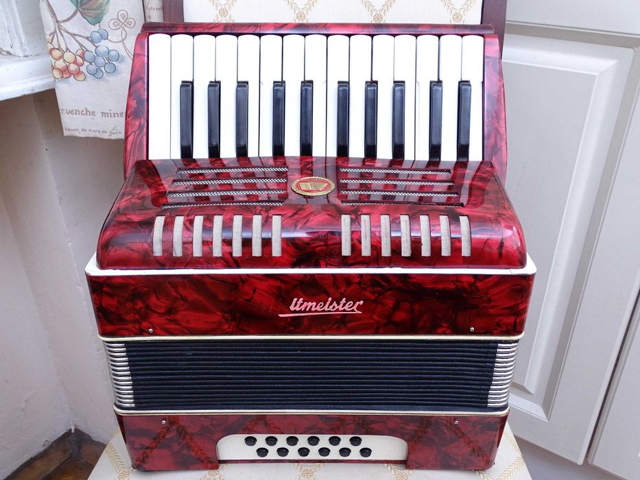 Много запазен стар акордеон Велтмайстер 12 баса