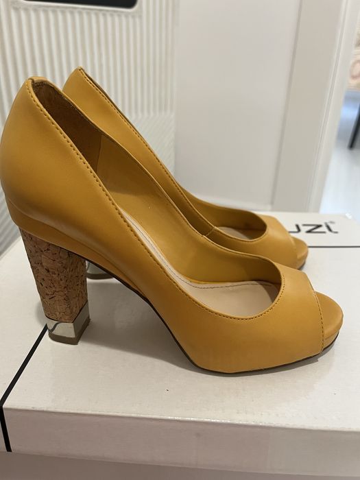 Туфли с открытым носом Charles & Keith