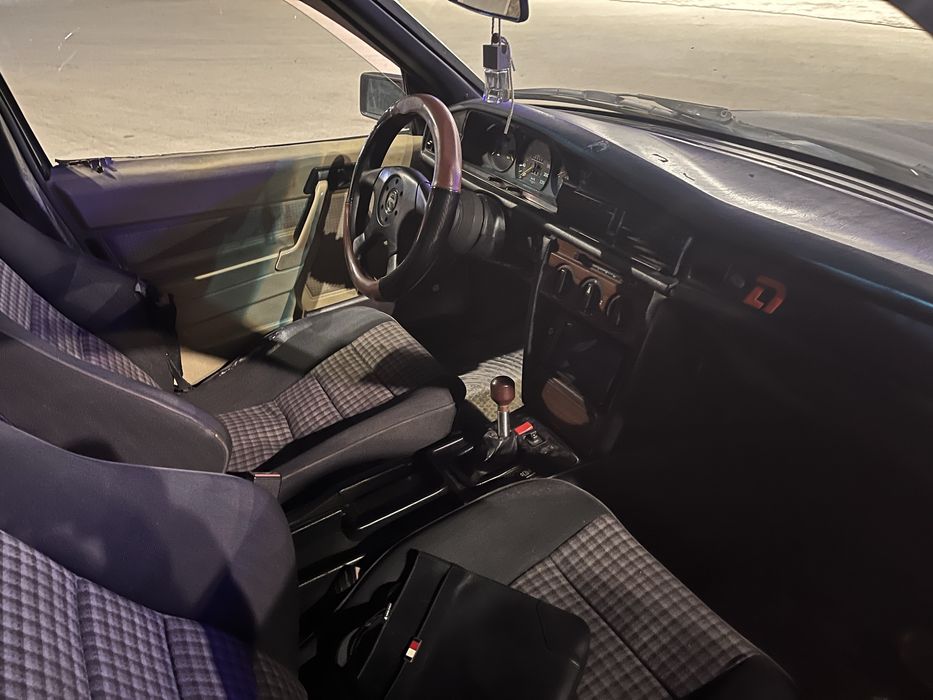 Mercedes e 190.
