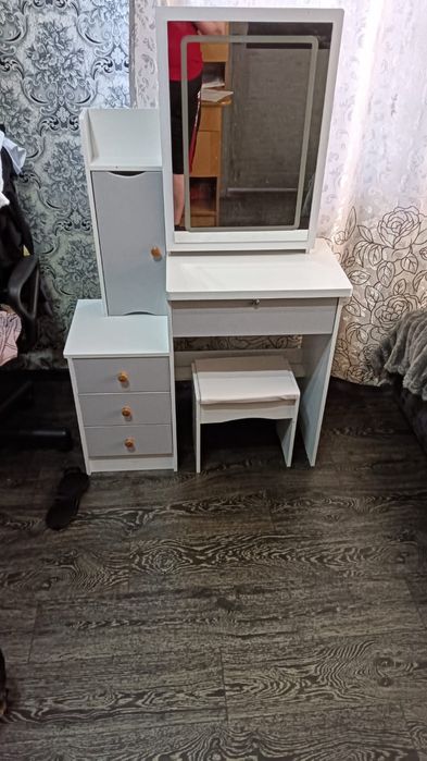 Продам туалетный столик