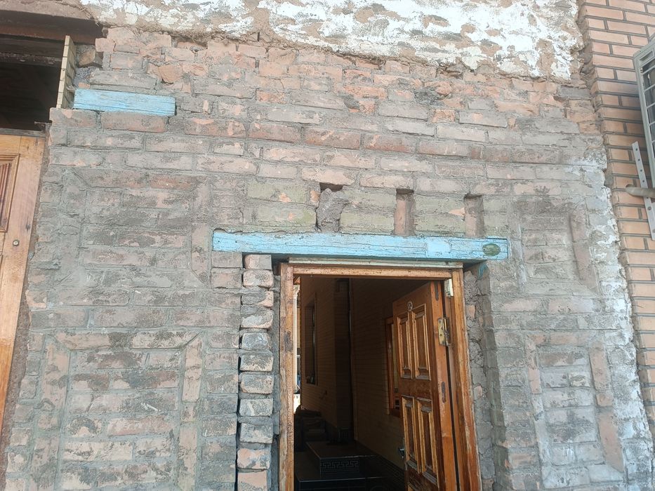 Срочно продается б/у дверь. Одна большая с калидкой. Цена договорная.