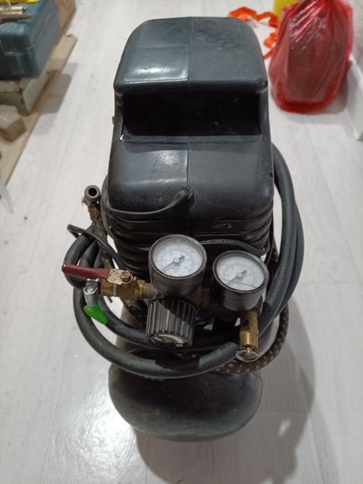 Продам компрессор 6-бар держет смело маленьки но удаленький хорошем со