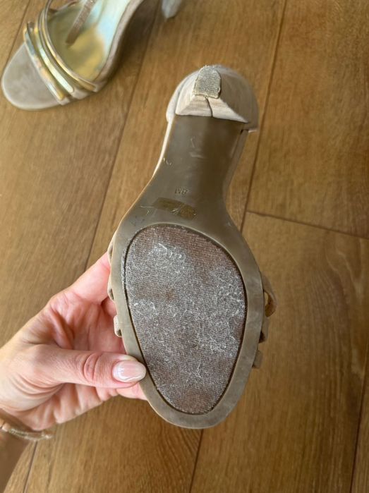 Обувки на ток, Guess