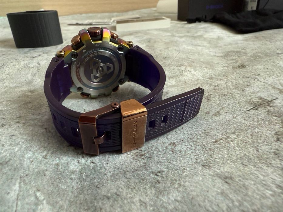 Часы Casio MTG  B3000 Aurora Oval G Shock