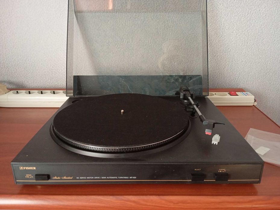 Продам проигрыватель винил дисков FISHER.