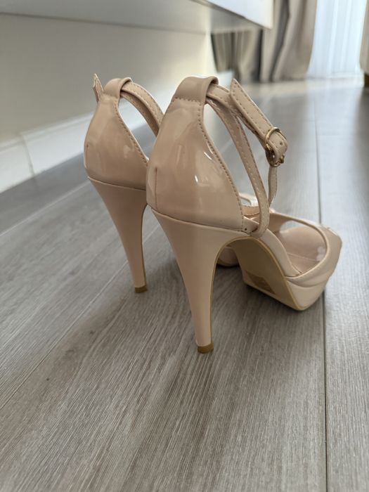 Sandale cu toc bej/crem marimea 36