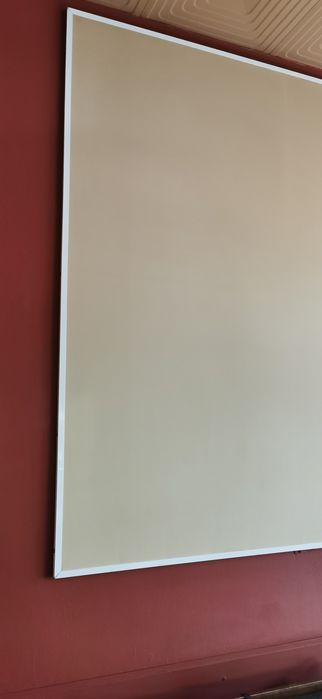 Продавам екран за проектор  стабилна конструкция-  2.91 на 2.07 метра