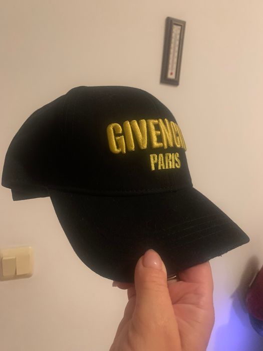 Шапка с козирка Givenchy