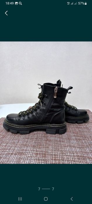 Продам женские ботинки