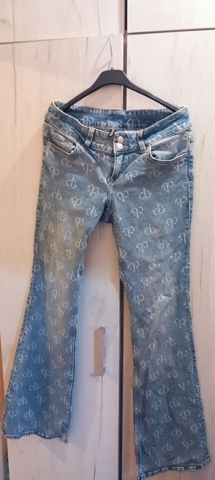 Дамски дънки на Н & M с широк крачол.