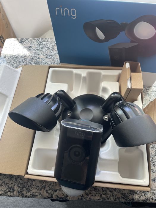Camera de supraveghere RING Floodlight Cam Wired Plus Model 5AT3T2 Black cu Senzor de miscare