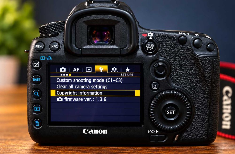 Canon 5D mark III + Canon 50mm 1.4 + 2 carduri de 64gb